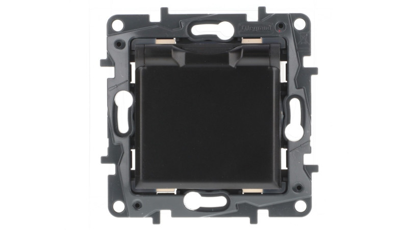 Niloe Step Gniazdo zasilające 2P+Z IP44, zaciski automatyczne, z przesłoną czarny 863536 Niloe Step Gniazdo zasilające 2P+Z IP44, zaciski automatyczne, z przesłoną czarny 863536